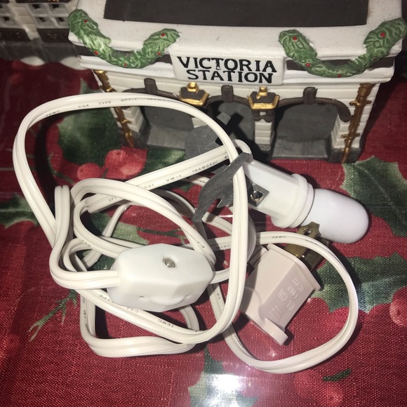 VTG Dept 56 Victoria Station Lighted Train Platform Dickens Village Retired EUC - Picture 7 of 8